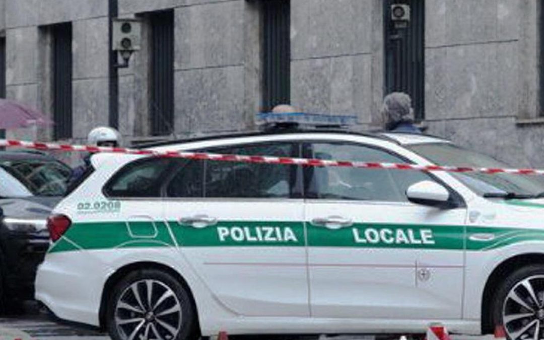 Milano, ciclista travolta e uccisa: camionista denunciato per omicidio stradale