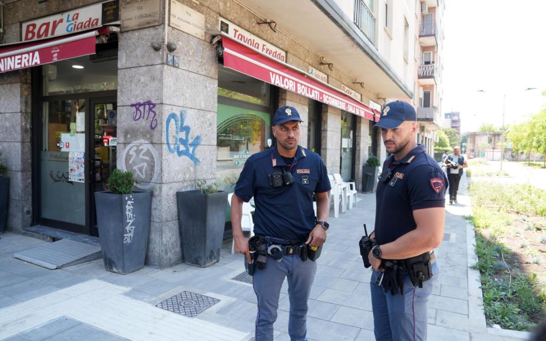 Milano, 55enne accoltellato fuori da un bar. L’aggressore: “Divertente, appena esco lo rifaccio”