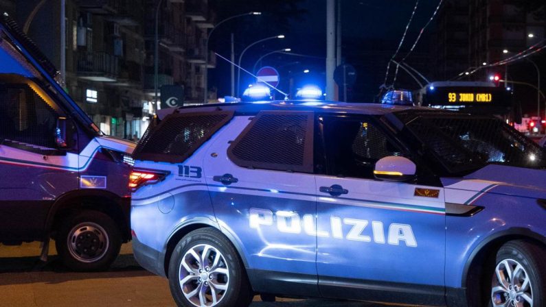 Roma, due somali aggrediti da 10 ragazzi a San Lorenzo e feriti a coltellate: al vaglio telecamere