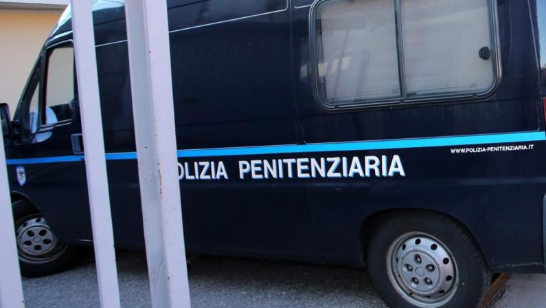 Viterbo, detenuto uccide a coltellate compagno di cella
