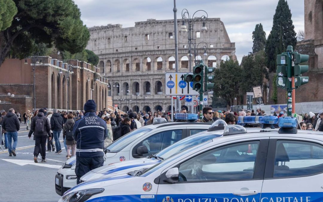 Fuochi d’artificio al Colosseo, agenti aggrediti: un arresto e una denuncia