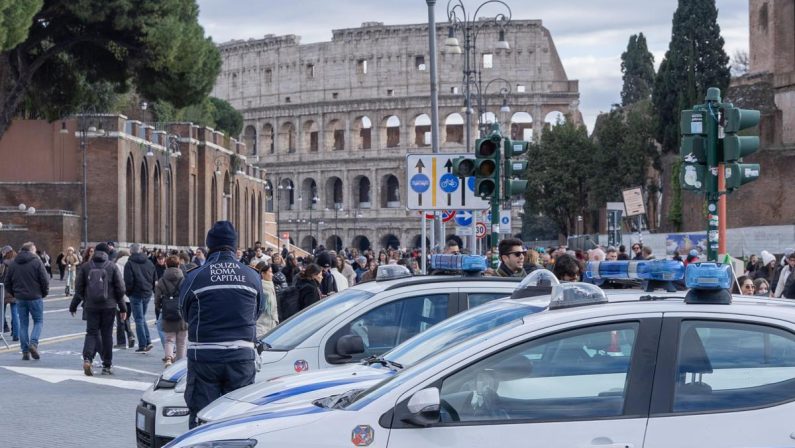 Fuochi d’artificio al Colosseo, agenti aggrediti: un arresto e una denuncia