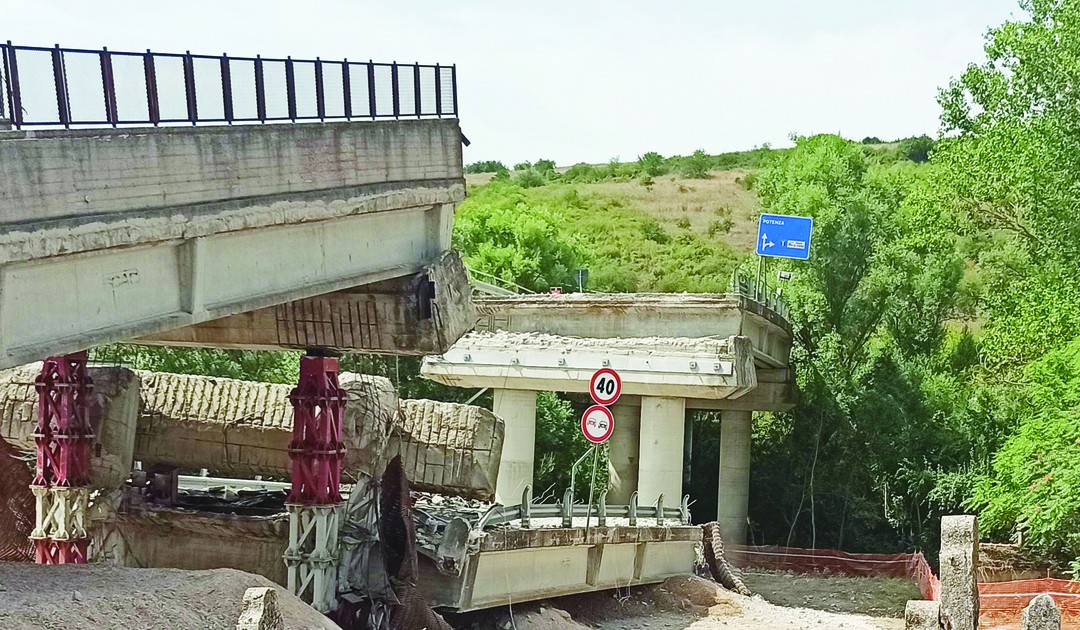 Ponte Tiera spezzato più che demolito