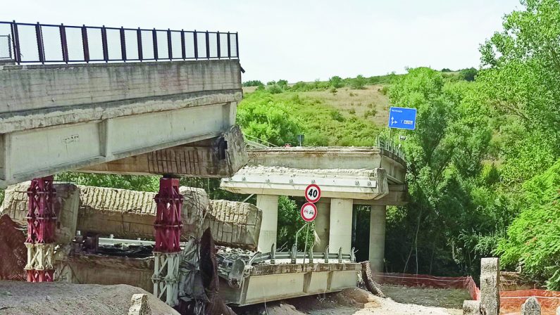Ponte Tiera spezzato più che demolito