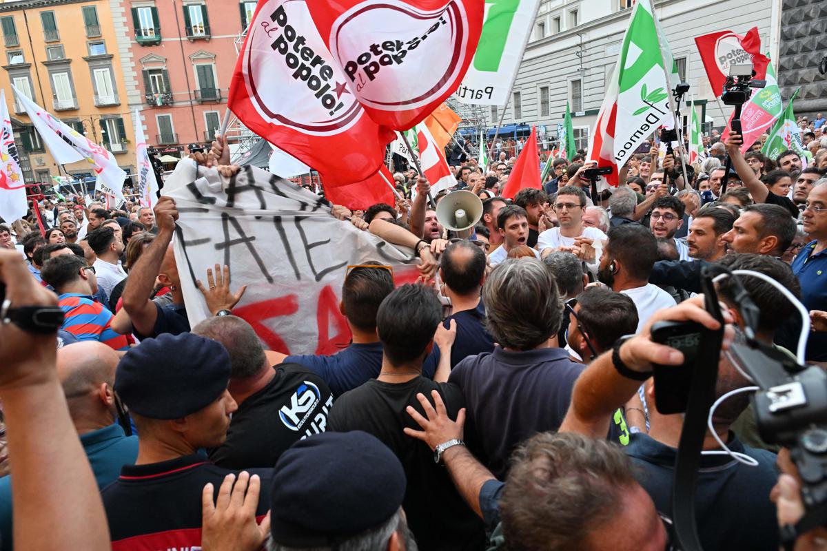 https://www.quotidianodelsud.it/wp-content/uploads/2026/07/potere-popolo-protesta-comizio-ipa-fg.jpeg