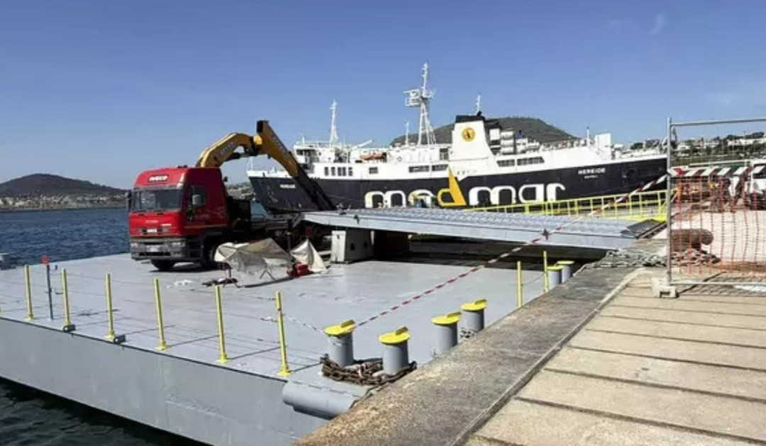 Pozzuoli, operativo il ponte galleggiante anti-bradisismo