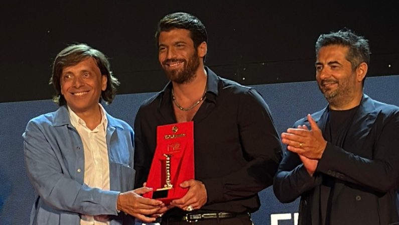 Can Yaman infiamma Soverato: premiato con la Colonna d’Oro al Magna Graecia Film Festival