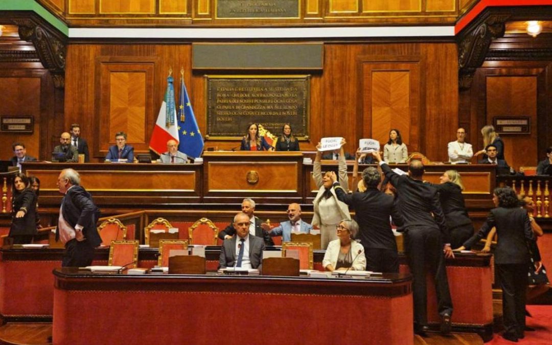 Caso Delmastro, Giunta Camera dice no a richiesta Procura sulle chat. M5S occupa banchi del governo in Senato