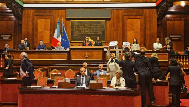 Caso Delmastro, Giunta Camera dice no a richiesta Procura sulle chat. M5S occupa banchi del governo in Senato