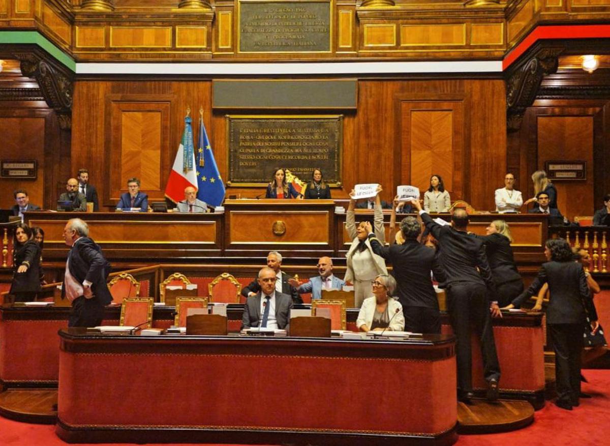 https://www.quotidianodelsud.it/wp-content/uploads/2026/07/protesta-m5s-delmastro.jpeg