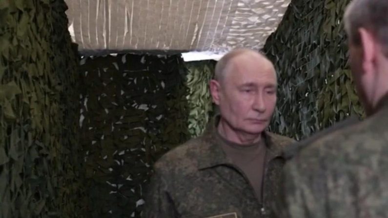Putin e l’incontro in prima linea con i generali, uno show girato in studio?