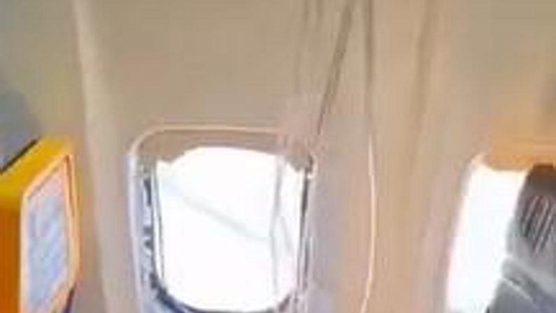 Paura su volo Ryanair, pezzi motore rompono finestrino e passeggero rischia di essere risucchiato