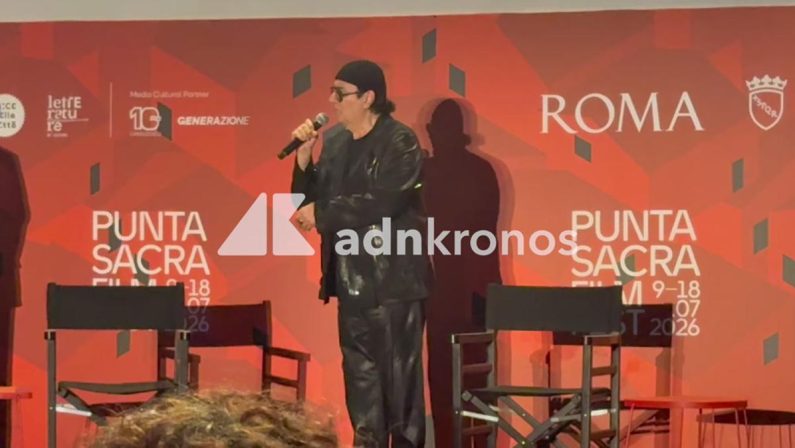 Renato Zero porta ‘Ciao Nì’ all’Idroscalo di Ostia: “C’è la mia sfrontatezza di aver sfidato case discografiche, sono come il cinto per l’ernia”