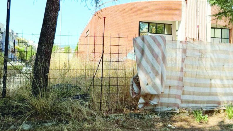 Rende, nell’ex Centro sociale «incuria e sterpaglie a rischio incendio
