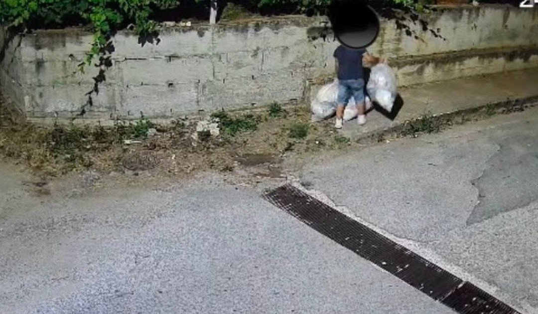 Rifiuti abbandonati in strada a Ricadi