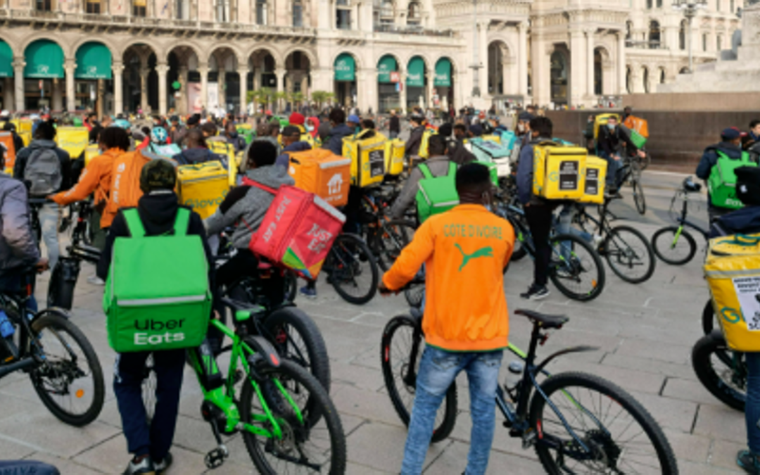 Milano ferma i rider nelle ore roventi: “Ma noi restiamo senza reddito”