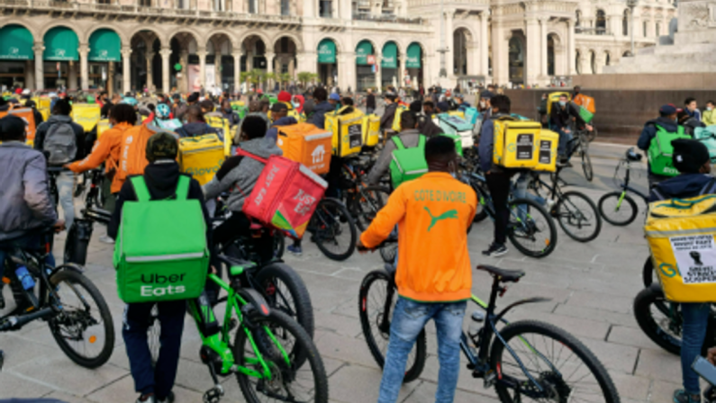 Milano ferma i rider nelle ore roventi: “Ma noi restiamo senza reddito”