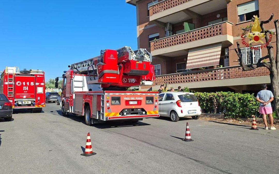 Roma, incendio a via Chiusdino: quattro persone in ospedale dopo aver inalato fumo