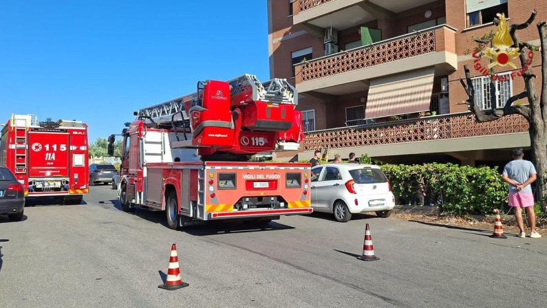 Roma, incendio a via Chiusdino: quattro persone in ospedale dopo aver inalato fumo