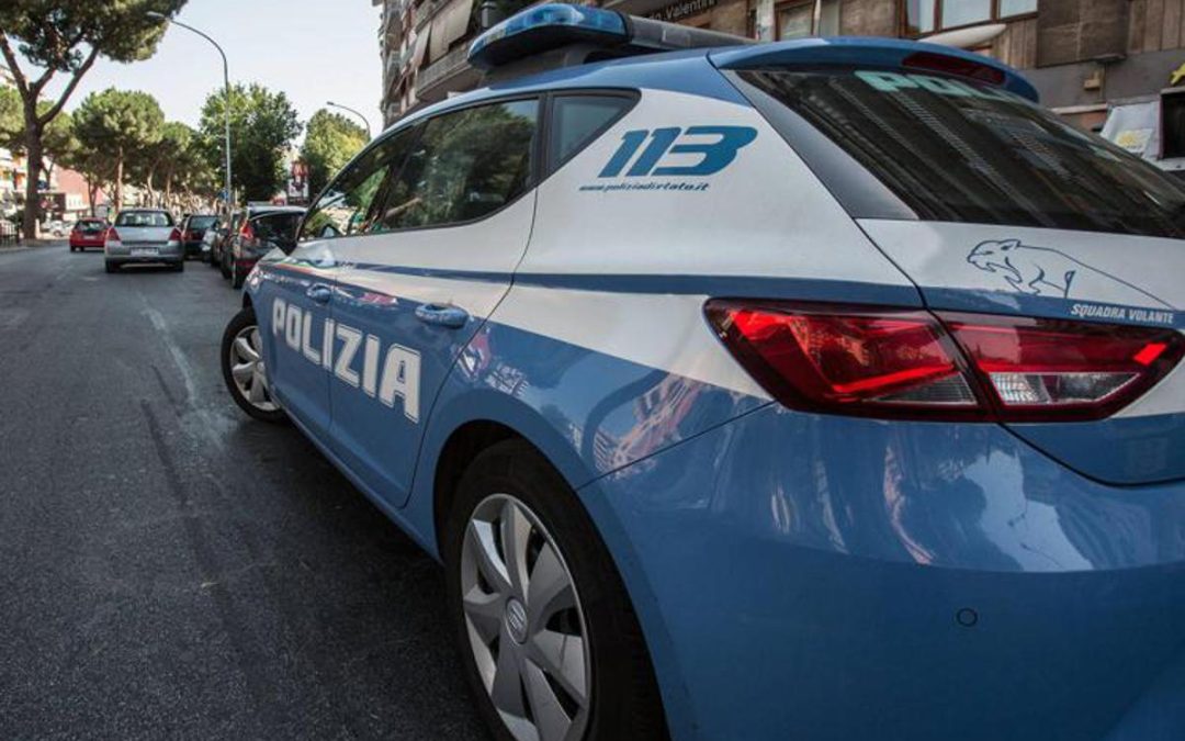 Roma, lancia sassi dal Muro Torto sulle auto: 29enne arrestato. Colpita anche auto della Polizia Locale