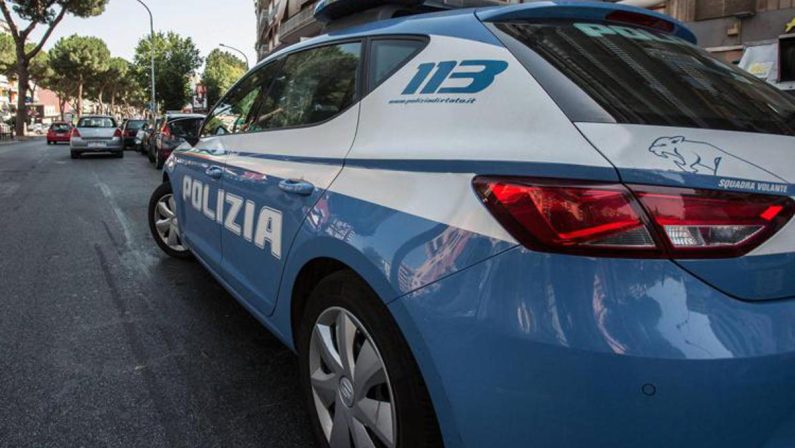 Roma, lancia sassi dal Muro Torto sulle auto: 29enne arrestato. Colpita anche auto della Polizia Locale