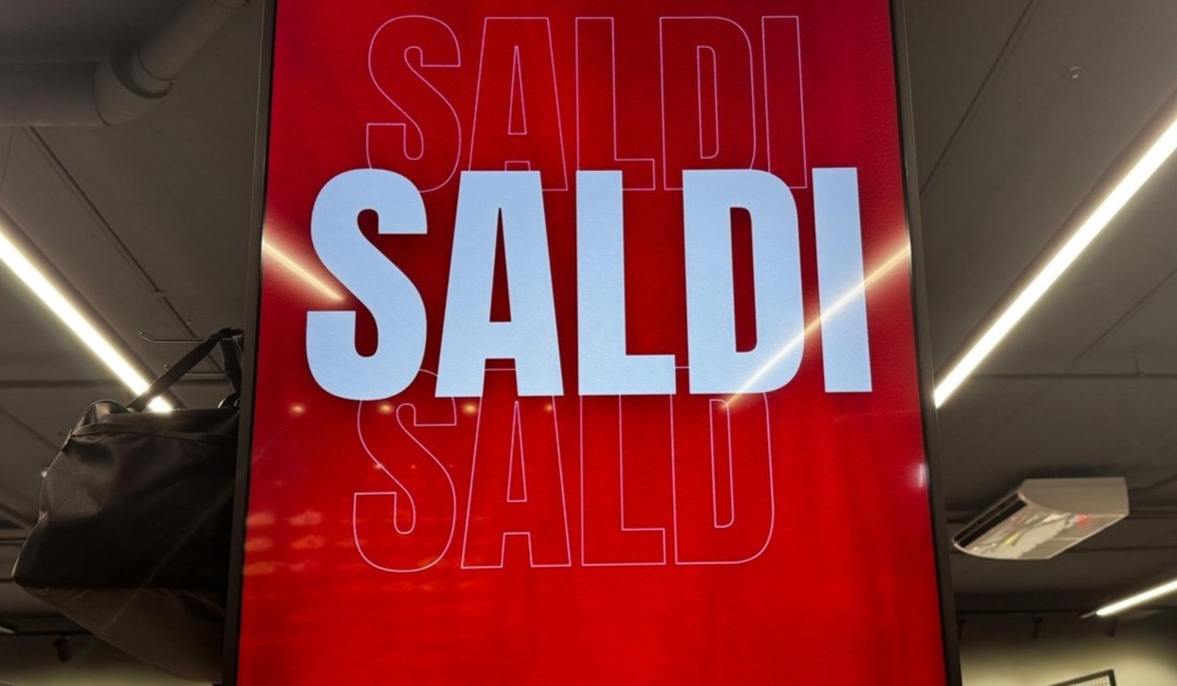 Rende, è corsa ai saldi estivi: negozi affollati e acquisti mirati