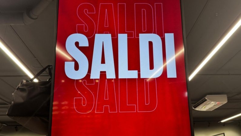 Rende, è corsa ai saldi estivi: negozi affollati e acquisti mirati
