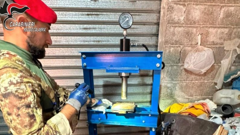 San Luca, scoperta base clandestina per la lavorazione della cocaina
