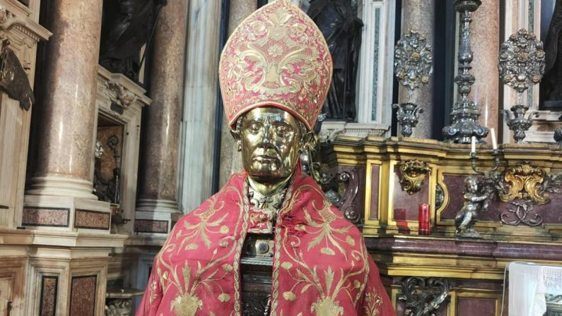 Napoli, ruba copricapo dalla statua di San Gennaro: rincorso e arrestato