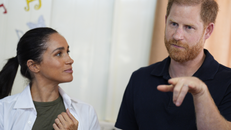 Il viaggio di Harry e Meghan in Gb? “Una commedia degli errori”