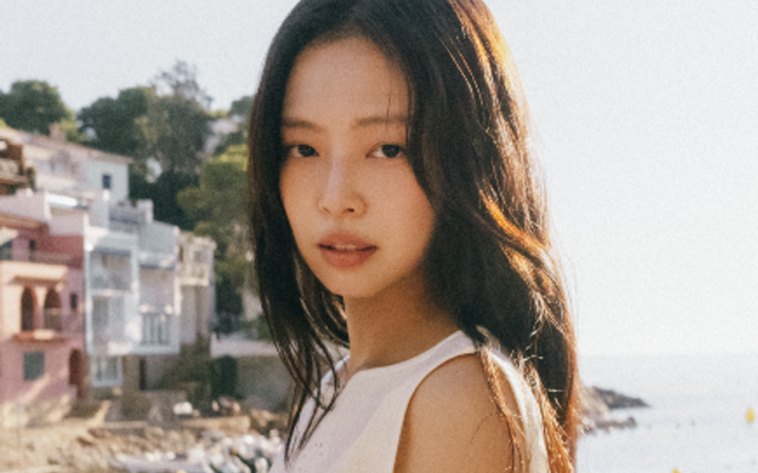 Jennie torna con il nuovo singolo ‘Less Than a Lover’: il racconto di un amore estivo