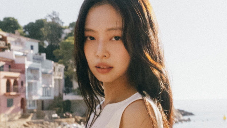 Jennie torna con il nuovo singolo ‘Less Than a Lover’: il racconto di un amore estivo