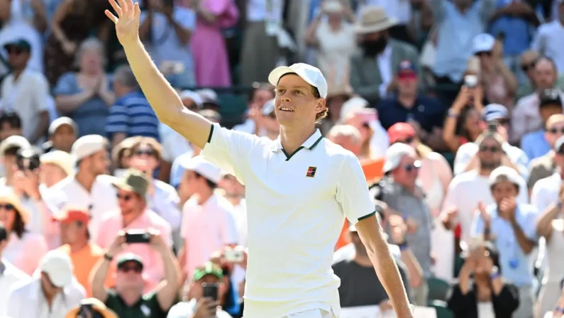 Sinner torna in finale a Wimbledon, domato in tre set Djokovic. Domenica sfida Zverev per il titolo