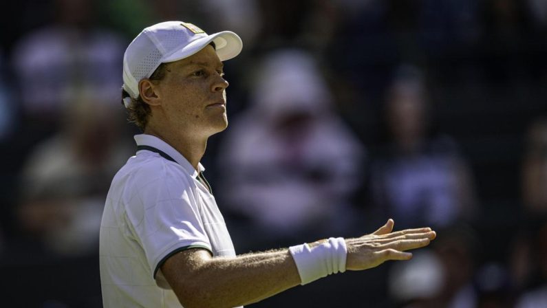 Sinner, Djokovic ko e finale a Wimbledon: “Vincere contro Nole è speciale”. Poi la battuta sulle star in tribuna