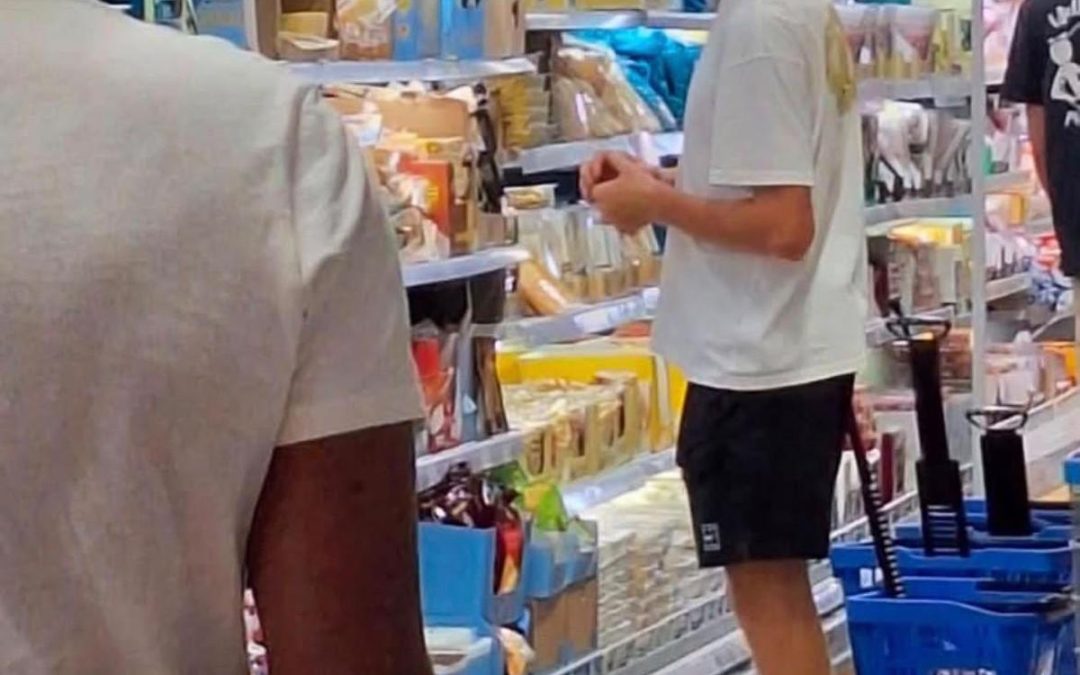 Dopo il trionfo a Wimbledon Sinner si rilassa in Sardegna e fa la spesa al discount
