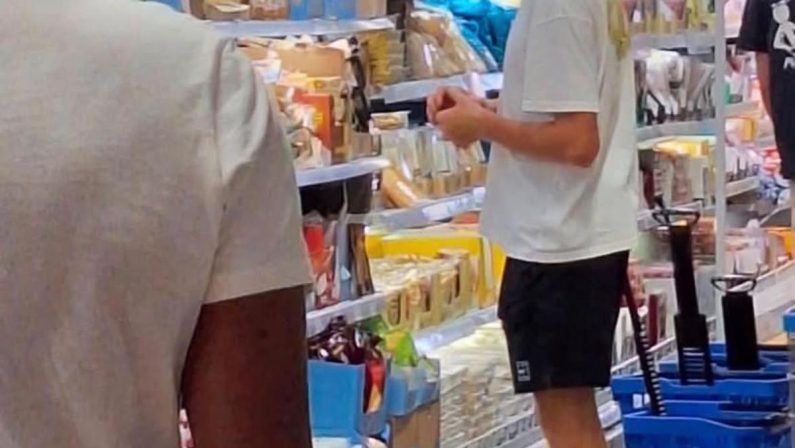 Dopo il trionfo a Wimbledon Sinner si rilassa in Sardegna e fa la spesa al discount
