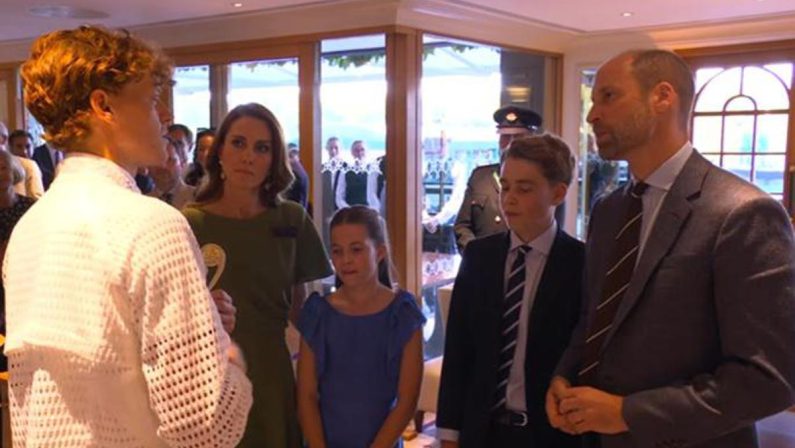 Sinner, il Re di Wimbledon incontra la Royal Family: “Giocate a tennis?”