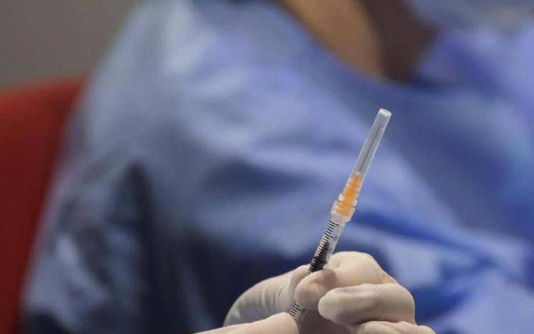 Covid, via libera a emendamento su reintegro sanitari no vax: è scontro