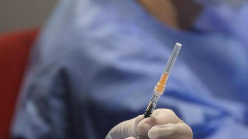 Covid, via libera a emendamento su reintegro sanitari no vax: è scontro