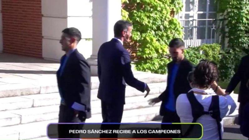 Spagna campione del mondo, l”affronto’ di Baena al premier Sanchez nella festa