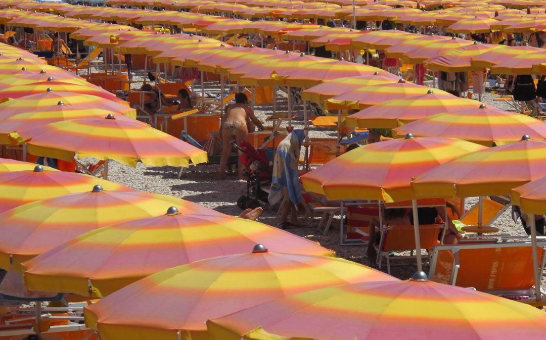 Latina, apre il costume a un bimbo e lo palpeggia in spiaggia: arrestato 79enne