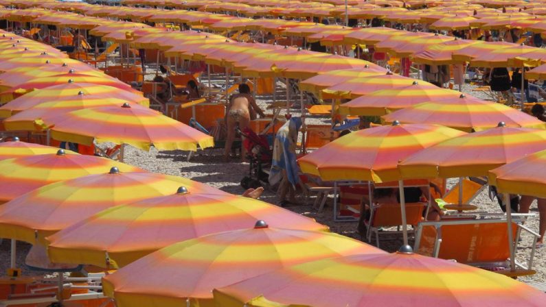 Latina, apre il costume a un bimbo e lo palpeggia in spiaggia: arrestato 79enne