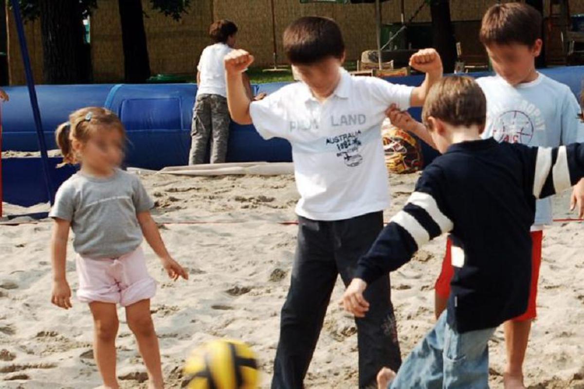 https://www.quotidianodelsud.it/wp-content/uploads/2026/07/spiaggia-beach-volley-e-bar-al-parco-pallavicino-tra-via-massena-e-via-vincenzo-monti.jpeg