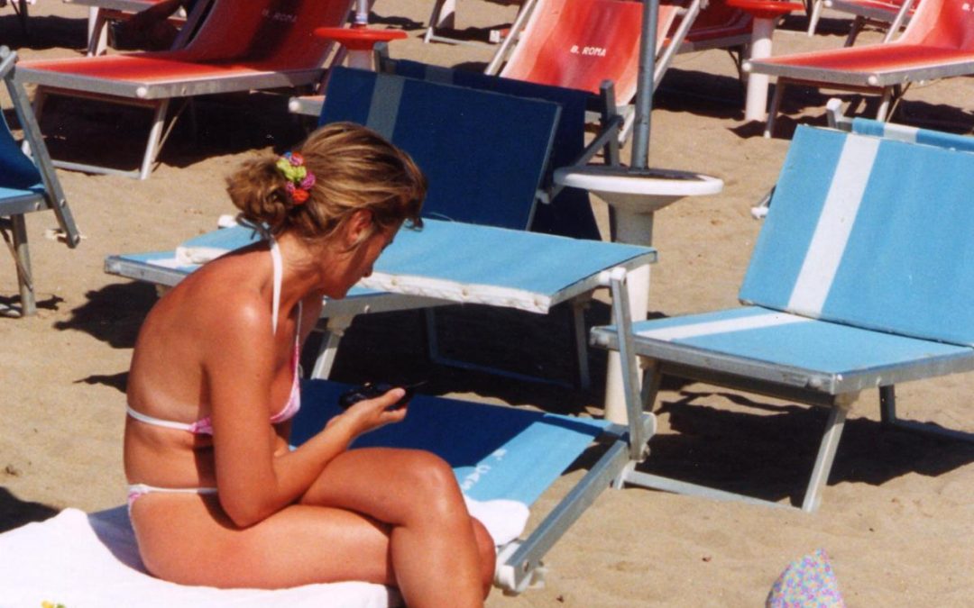 Dagli occhiali al portafogli, ecco gli oggetti più dimenticati dai bagnanti in spiaggia