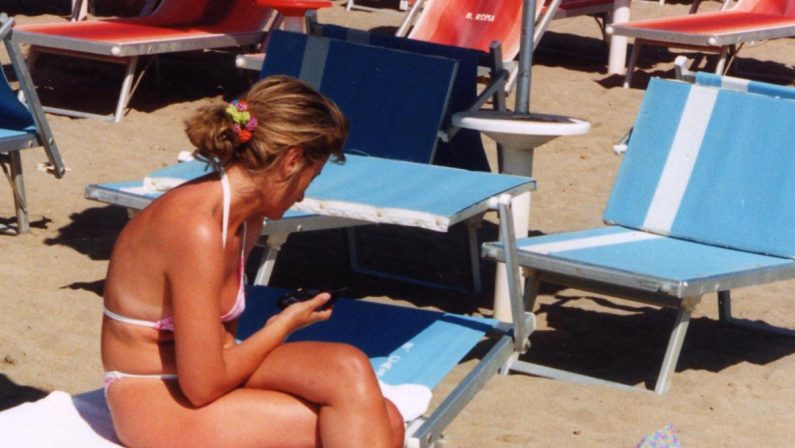Dagli occhiali al portafogli, ecco gli oggetti più dimenticati dai bagnanti in spiaggia