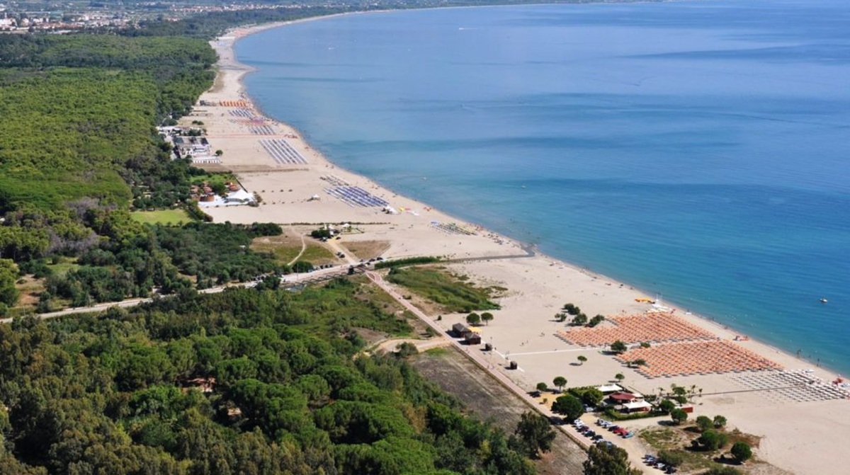 https://www.quotidianodelsud.it/wp-content/uploads/2026/07/spiaggia-marina-di-sibari.jpg