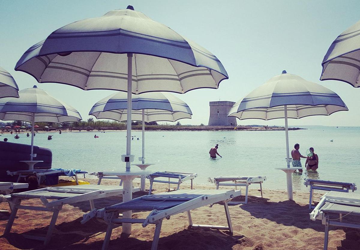 https://www.quotidianodelsud.it/wp-content/uploads/2026/07/spiaggia-ombrelloni-puglia-adn.jpeg