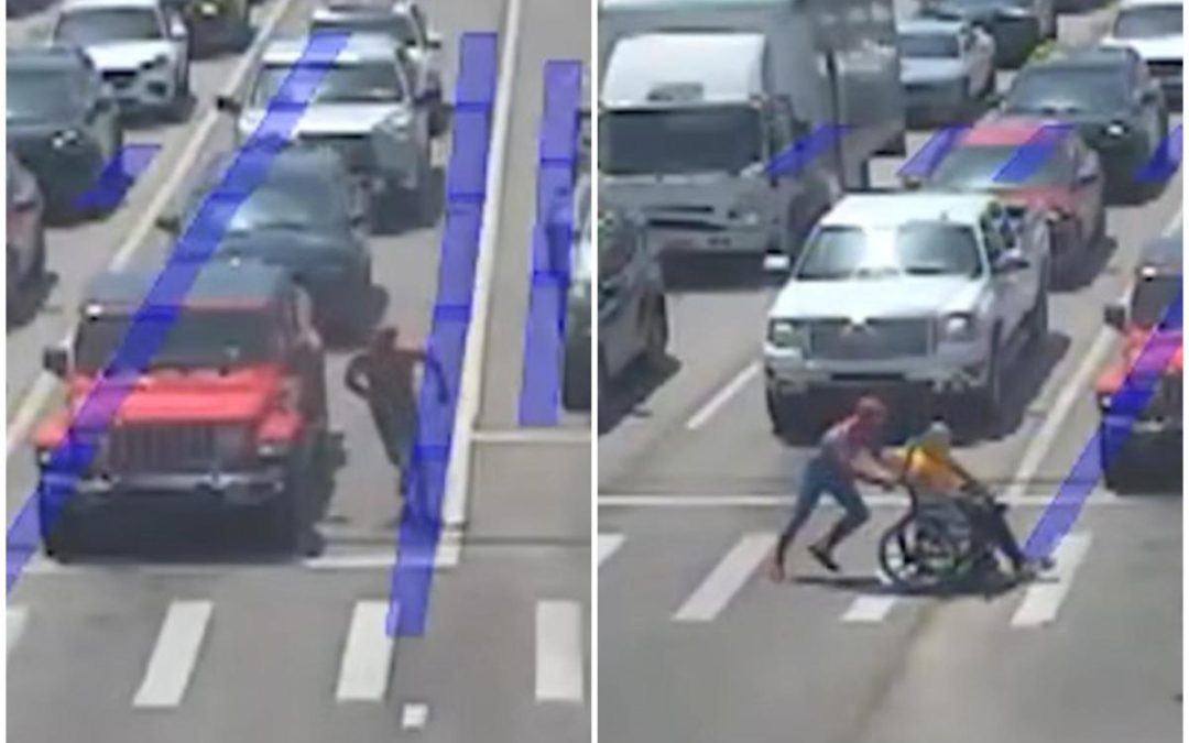 Anziano in carrozzina non riesce ad attraversare strada, lo aiuta… Spiderman