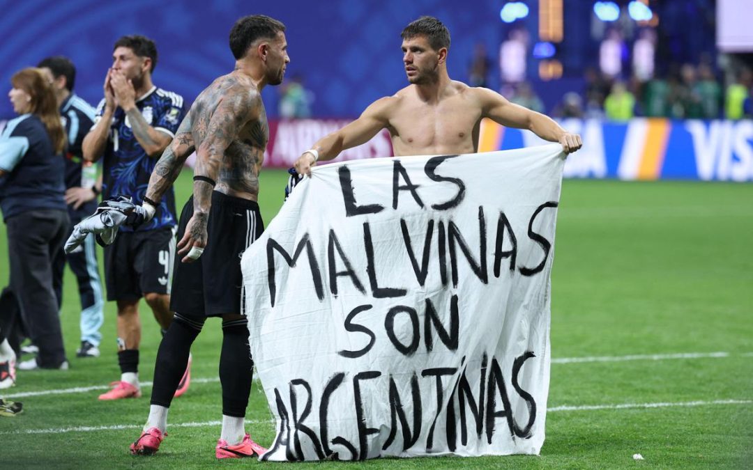 Argentina-Inghilterra, Lo Celso e Otamendi con striscione per Malvinas: rischio squalifica