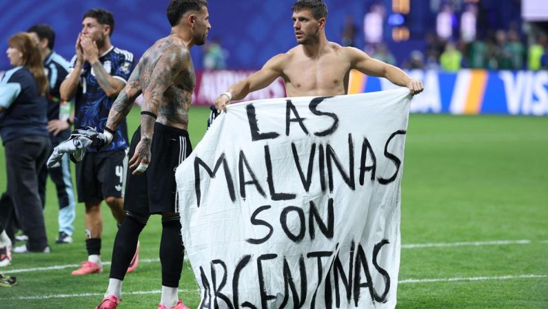 Argentina-Inghilterra, Lo Celso e Otamendi con striscione per Malvinas: rischio squalifica